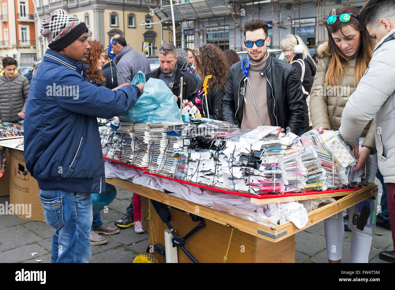 Neapel, Italien - 28. März 2016: Am Wasser, einem Straßenhändler und seine Karre an Zubehör für Smartphones, zeigt die Ware Stockfoto