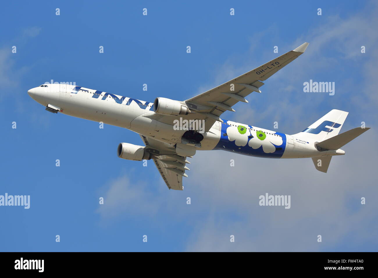 Finnair Airbus A330-300 OH-LTO Blume Livree Abflug vom Flughafen Heathrow, London, UK Stockfoto