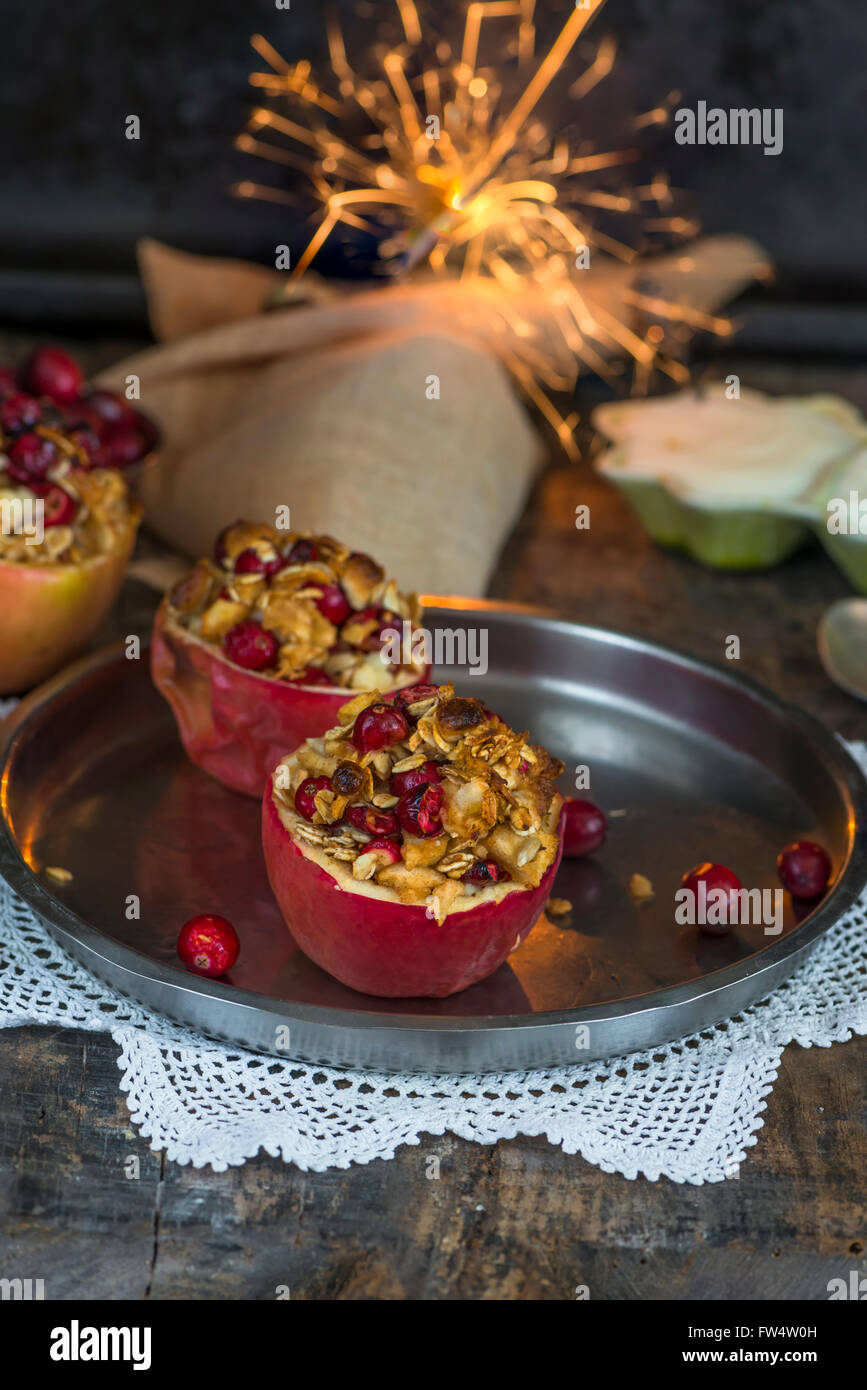 Festliche rote Bratäpfel gefüllt mit Marzipan, Müsli und Preiselbeeren ...