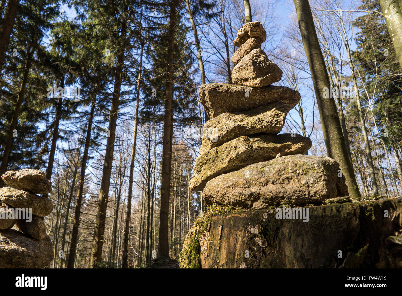 steinerne Türme im Wald Bayern Bayern Deutschland, Balance Wellness Harmonie Symbol symbolische Kunst künstlerisch Steinplatte noch Stockfoto