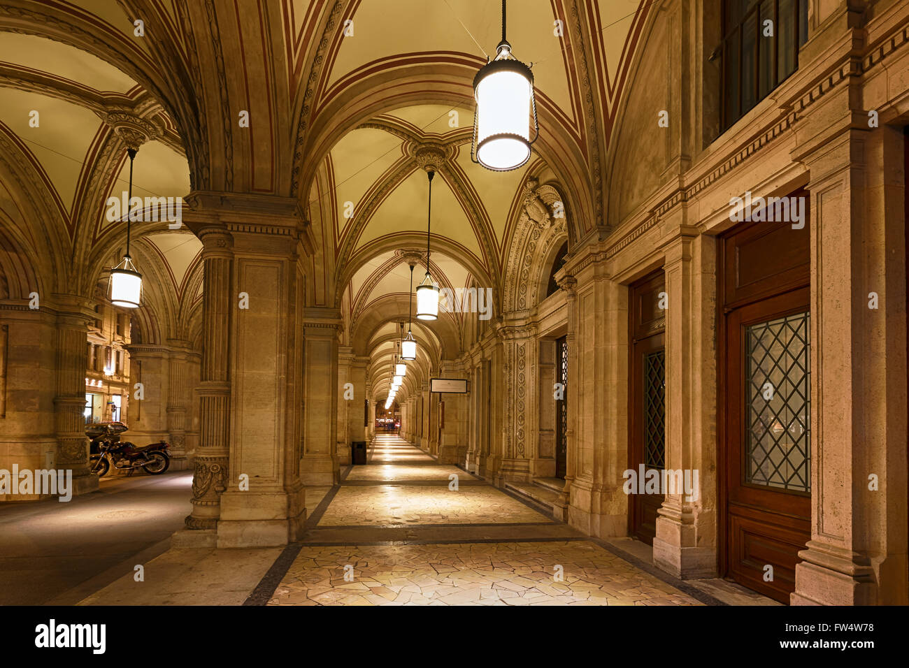 Blick auf den inneren Korridor der staatlichen Oper in der Nacht Stockfoto