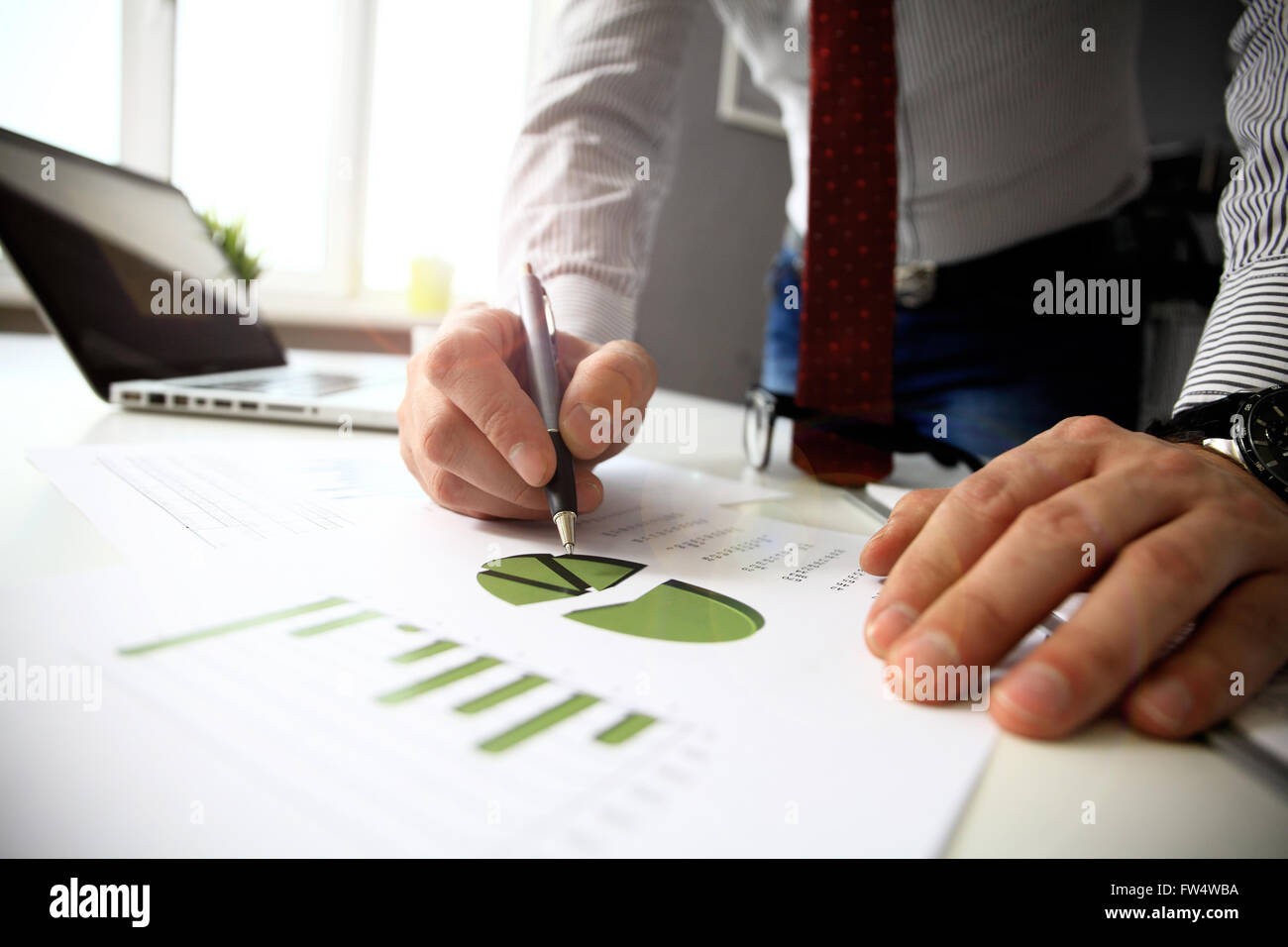 männliche Hand deutete auf Geschäftsdokument während der Sitzung Stockfoto
