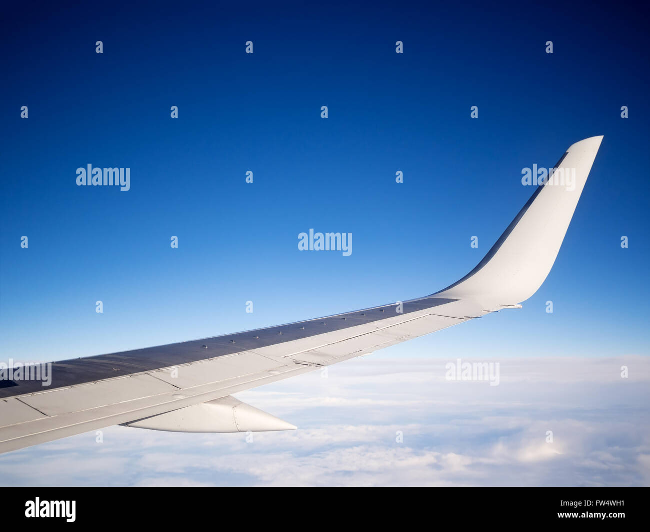Airliner blau, Flügel und Wolken Himmel Textfreiraum Stockfoto