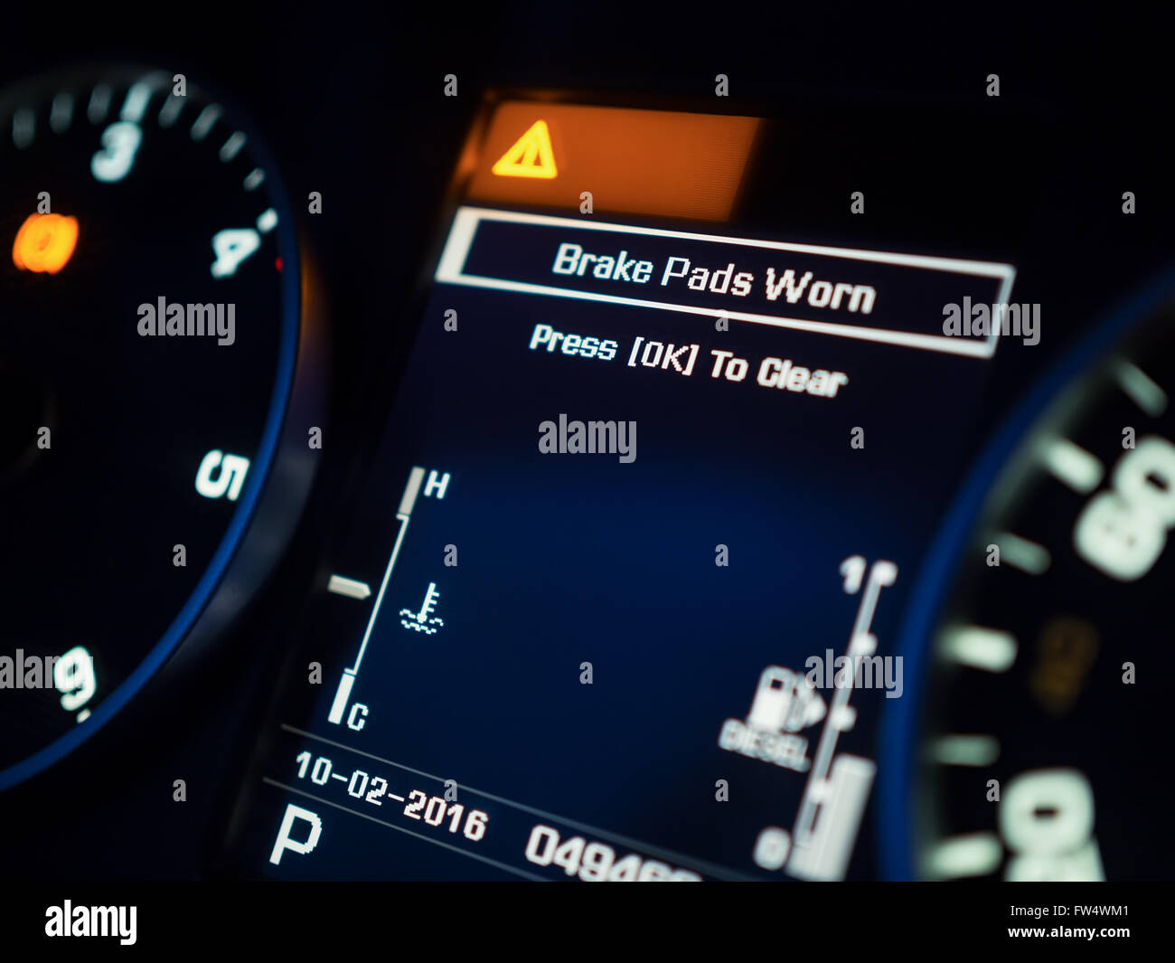 Warnung der Bremsbelag tragen auf einem Dashboard, geringe Schärfentiefe Stockfoto