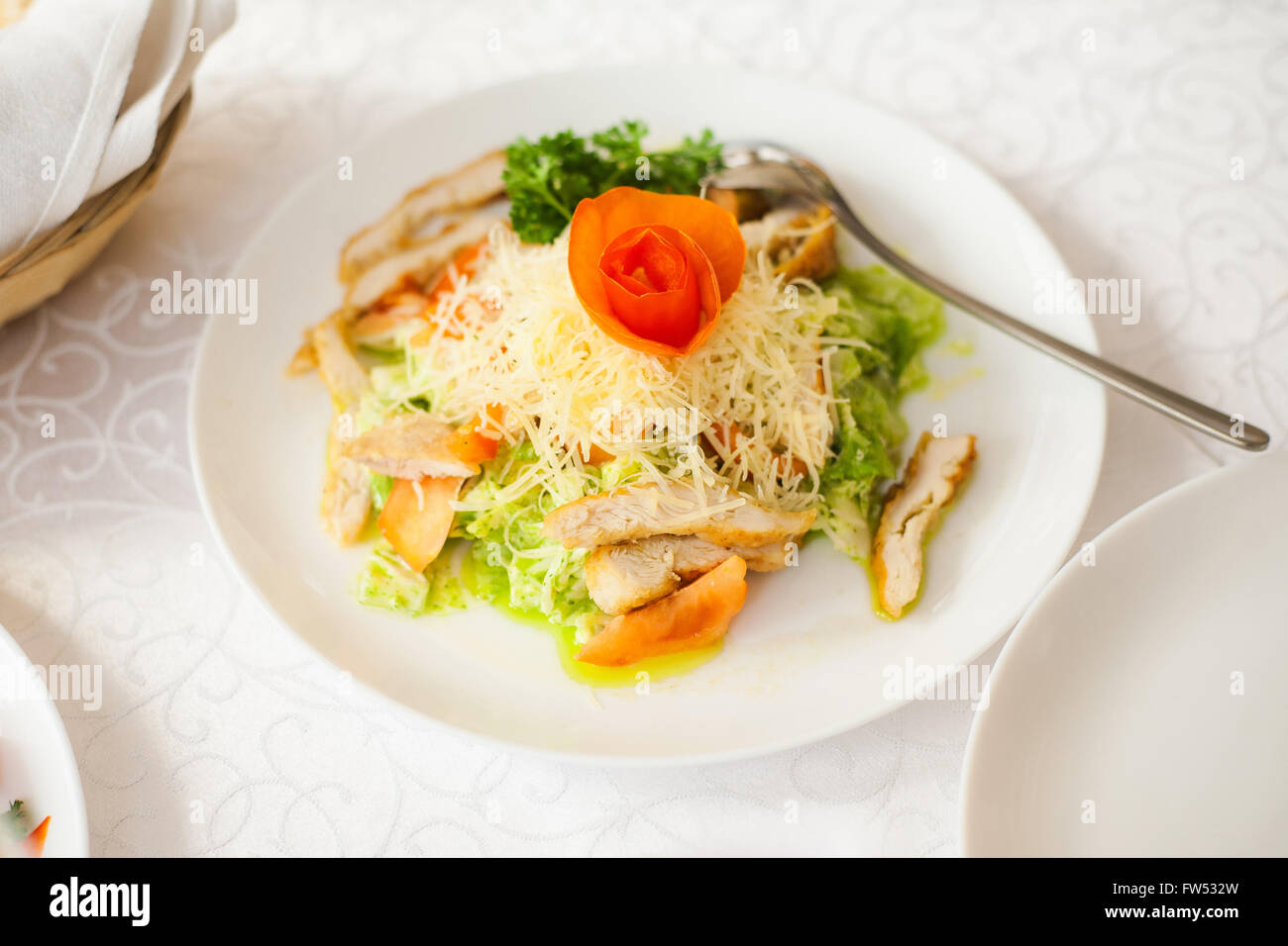 Portion gesunden Salat Blätter frischen Salat, Käse, Scheiben von Fleisch und Tomaten. Stockfoto