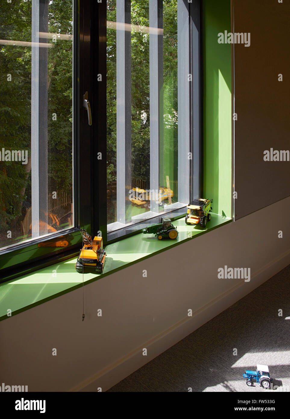 Bunte Fensterlaibung im Klassenzimmer. Seines Schule, Beaconsfield, Großbritannien. Architekt: DSDHA, 2015. Stockfoto