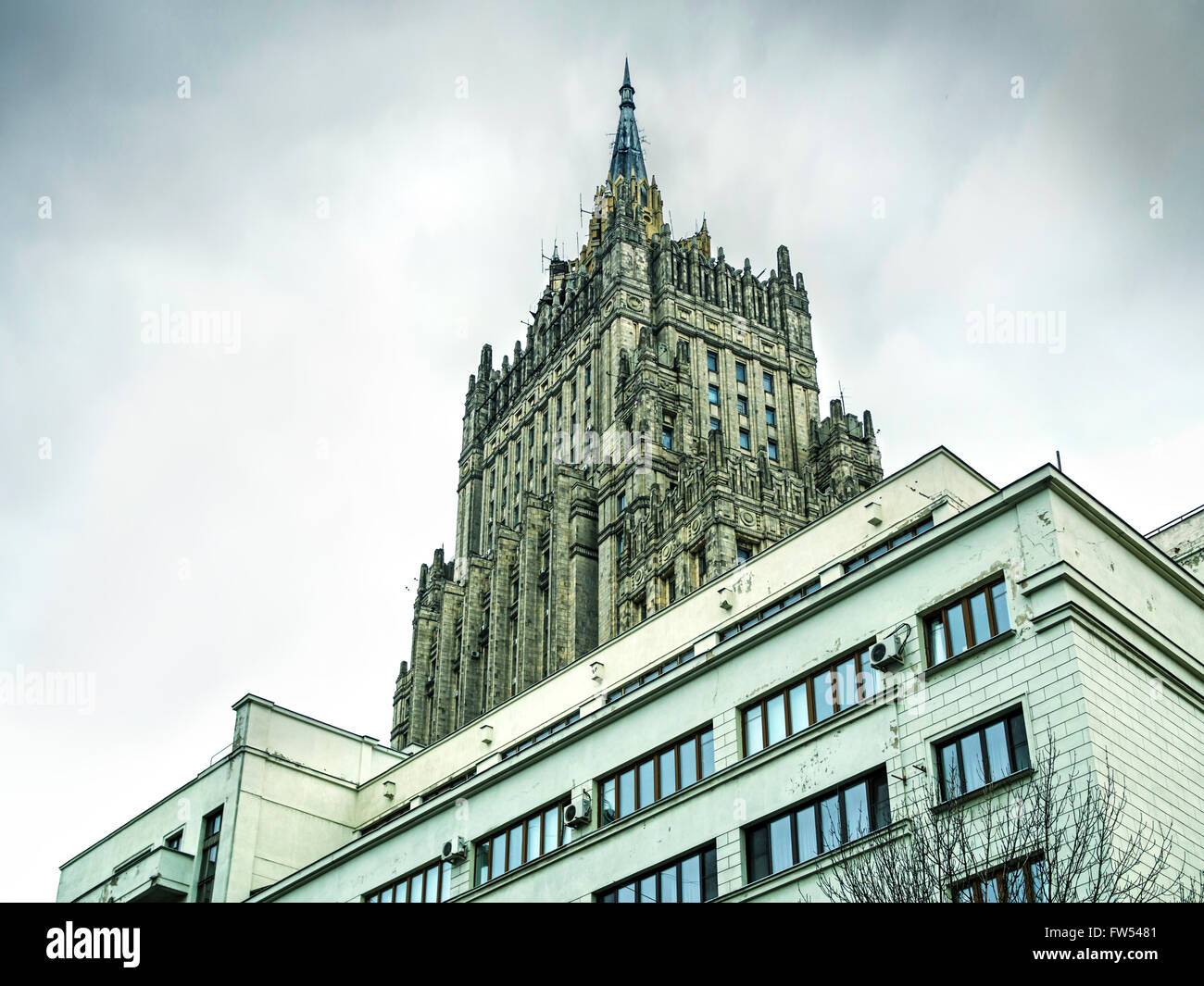 Moskauer Architektur im bewölkten Wintertag - eines der Stalin Hochhäuser im Hintergrund Stockfoto