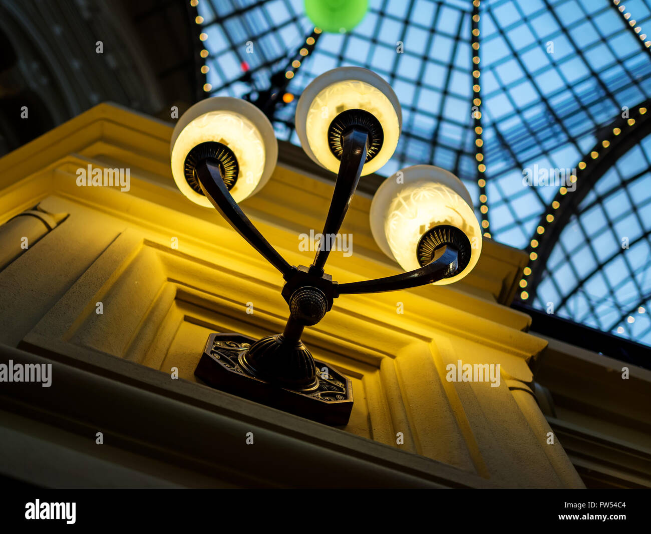 Beleuchtete Wandlampen in ein klassisches Interieur, flachen Schärfentiefe Stockfoto