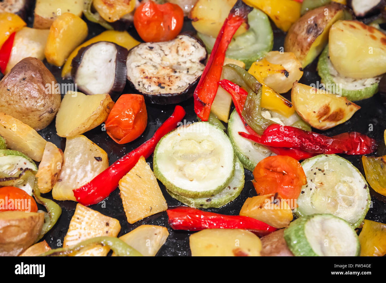Gebratenes Gemüse in einer Pfanne erhitzen. Nahaufnahme Foto mit Tiefenschärfe und flachen DOF Stockfoto