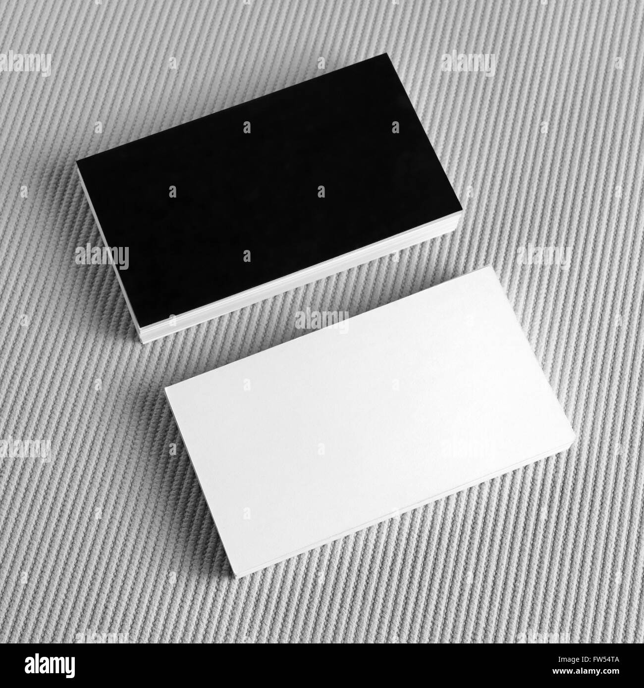 Foto von leeren schwarzen und weißen Visitenkarten auf grauem Hintergrund. Leere Vorlage für Designpräsentationen und Portfolios. Stockfoto