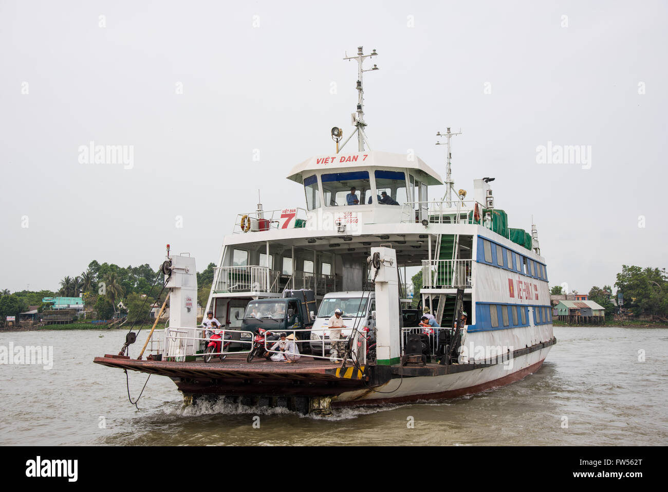 Viet-Dan River Fähren überqueren den Mekong bei einer Hoa in der Nähe von Long Xuyen im Mekong-Delta. Stockfoto