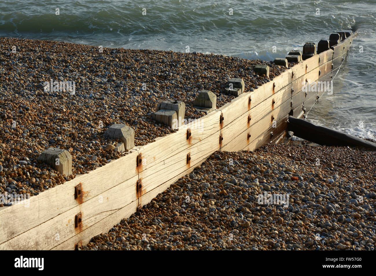 Hölzerne Buhne Strand Abwehr am Kiesstrand in Brighton, East Sussex, England. Stockfoto
