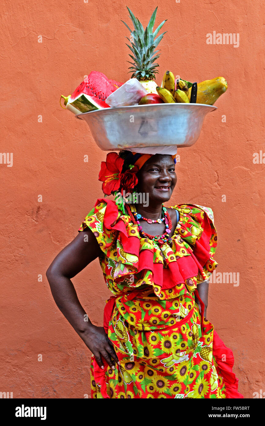 Palenquera Frau verkaufen Obst in Cartagena, Kolumbien Stockfoto