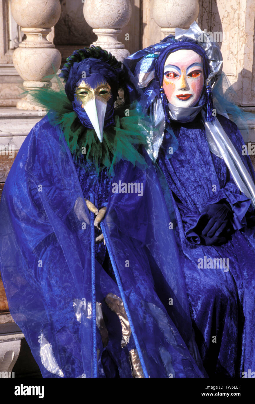 Karneval in Venedig - zwei Blau gehüllt kostümierten Figuren (einer mit weißem Schnabel Maske, eine mit weiß lackierten Maske) in Venedig, Italien. Stockfoto