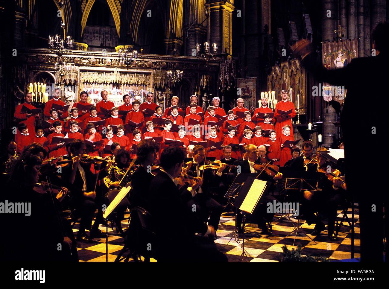 Chor der Westminster Abbey mit City of London Sinfonia, unter der Leitung von Martin Baker, Weihnachten 1999. EU/14 Stockfoto