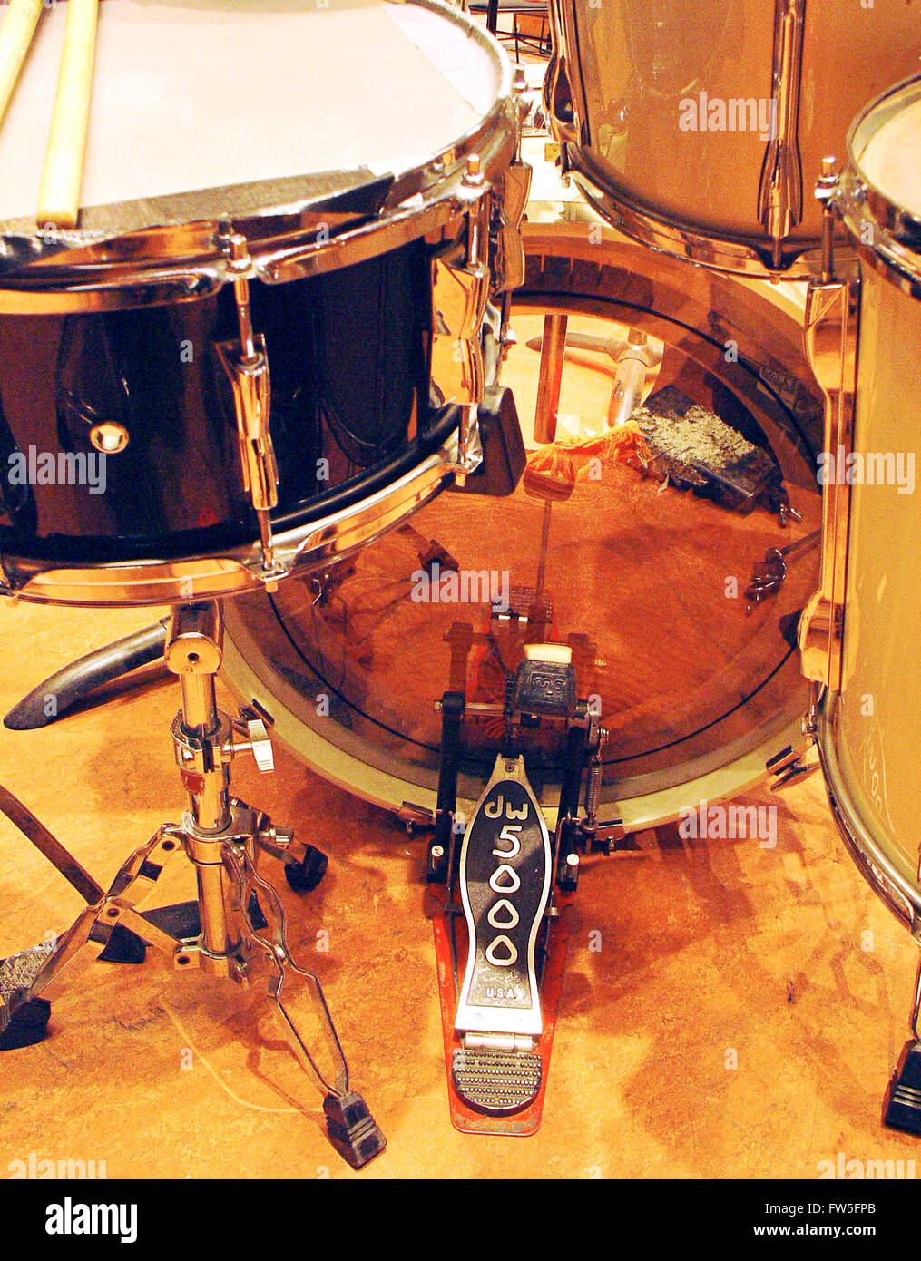 Schlagzeug - Konzert Plattform - Trommel und Bass-Drum - zeigt auch transparent Schlagfell mit Stürmer und muting Lappen zeigen Stockfoto