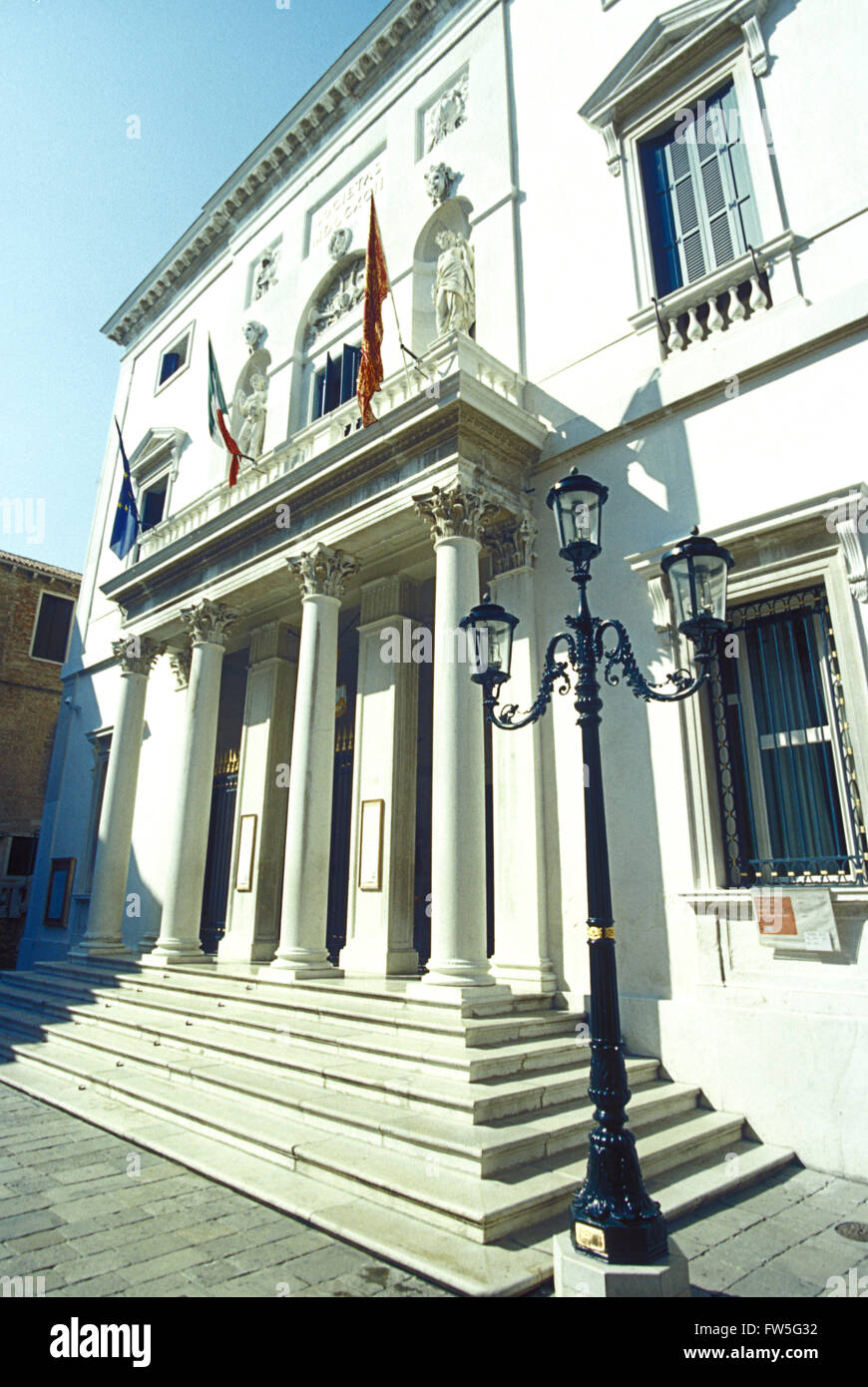 Teatro La Fenice - Fassade des Opernhauses in Venedig, Italien. Zum ersten Mal geöffnet wiedereröffnet 16. Mai 1792, 12. November 2004 nach Brand im Jahr 2001. Stockfoto