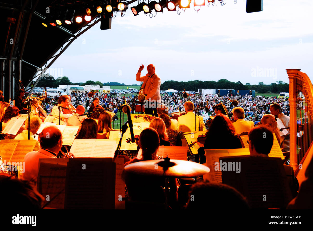 Flugplatz-Konzert - Orchester bei dem Unternehmen Flugplatz, Northamptonshire, UK. Stockfoto