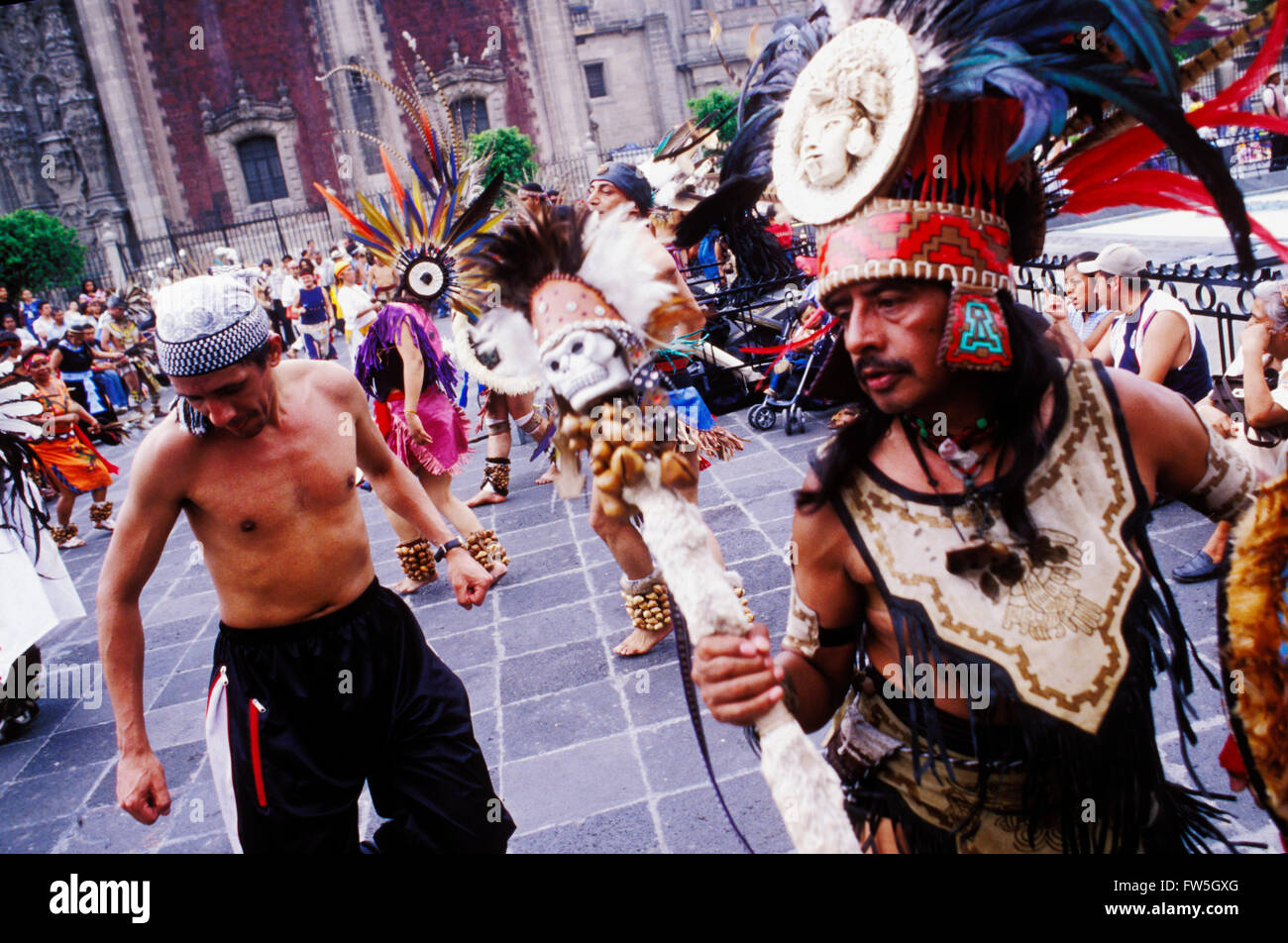 Volkstänzer in Feder Kostümen tanzen vor Kathedrale, Mexiko-Stadt Stockfoto
