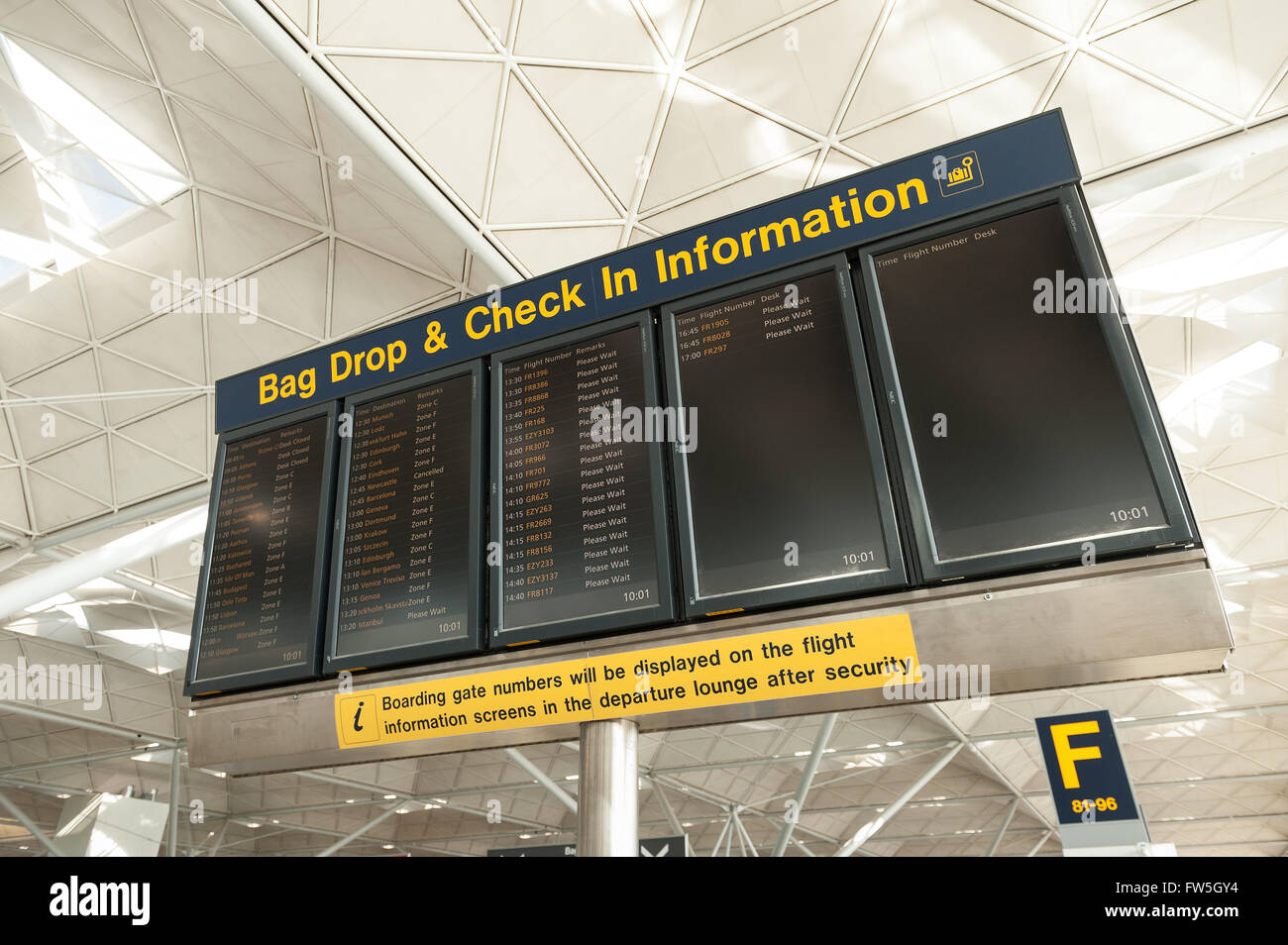 Flughafen Ankunft Abflug Internationale Fluge Frage Des Wartens Fur Stornierungen Und Ankunfte Tasche Drop Check In Informationen Stockfotografie Alamy