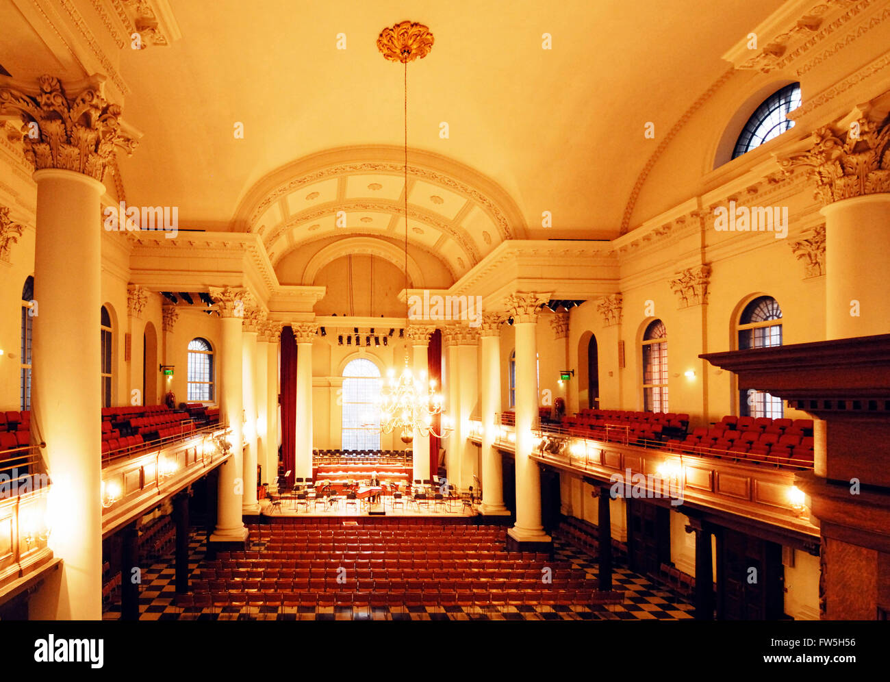 St. John's Smith Square, Westminster Konzertsaal Innenraum - Bühne und Kronleuchter aus Orgelempore Stockfoto