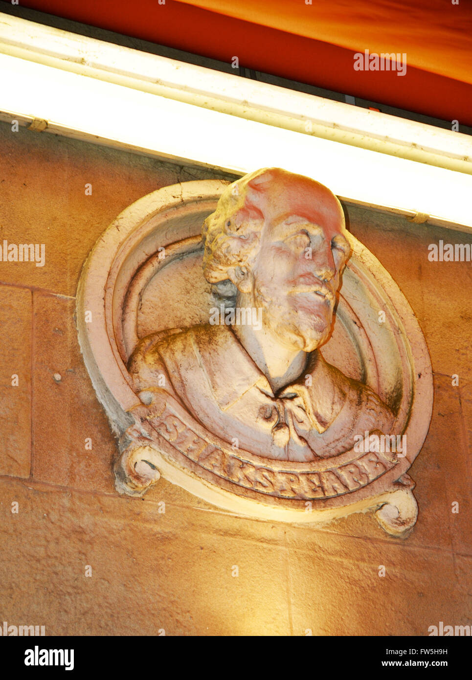 Wand-Plakette von William Shakespeare, elisabethanischen Dramatiker, Dichter, an der zehn Square Hotel, Donegall Square, Northern Stockfoto