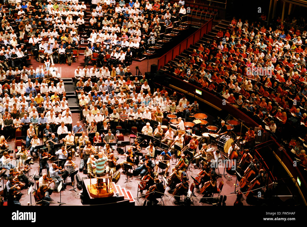 Die wirklich großen Chor - Royal Albert Hall, Proben für die Konzerte von Grund auf, Karl Jenkins, der bewaffnete Mann mit Englisch Stockfoto