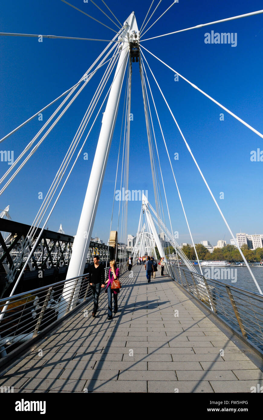 neue Hungerford Bridge, Fußgängerbrücke, die Verknüpfung der Londoner South Bank mit dem West End, mit Fußgänger überqueren in Richtung Royal Festival Hall und dem London Eye; von Alex Lifschutz Architekt, partner mit Ian Davidson Stockfoto