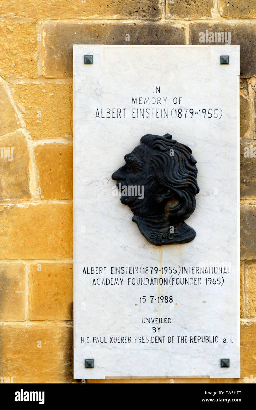 Tafel zum Gedenken an Alfred Einstein, 1879-1955, Wiener Mathematiker, International Academy Foundation, in Malta, auf Bastion der oberen Barracca Gärten mit Blick auf Valletta Hafen / (Barrakka), Malta Stockfoto
