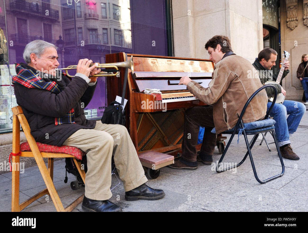Rumänischer Straßenmusiker in Spanien spielt Trompete, Banjo und Klavier, Blues und Dixie-Musik Stockfoto