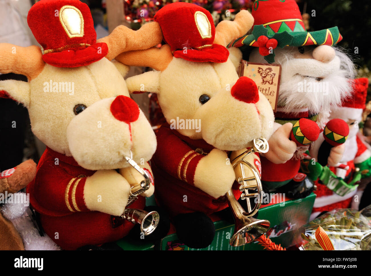 2 Teddybären spielt Saxophon und Horn, mit Puppen spielen Maracas, auf Barcelona Kathedrale Weihnachtsmarkt Stockfoto
