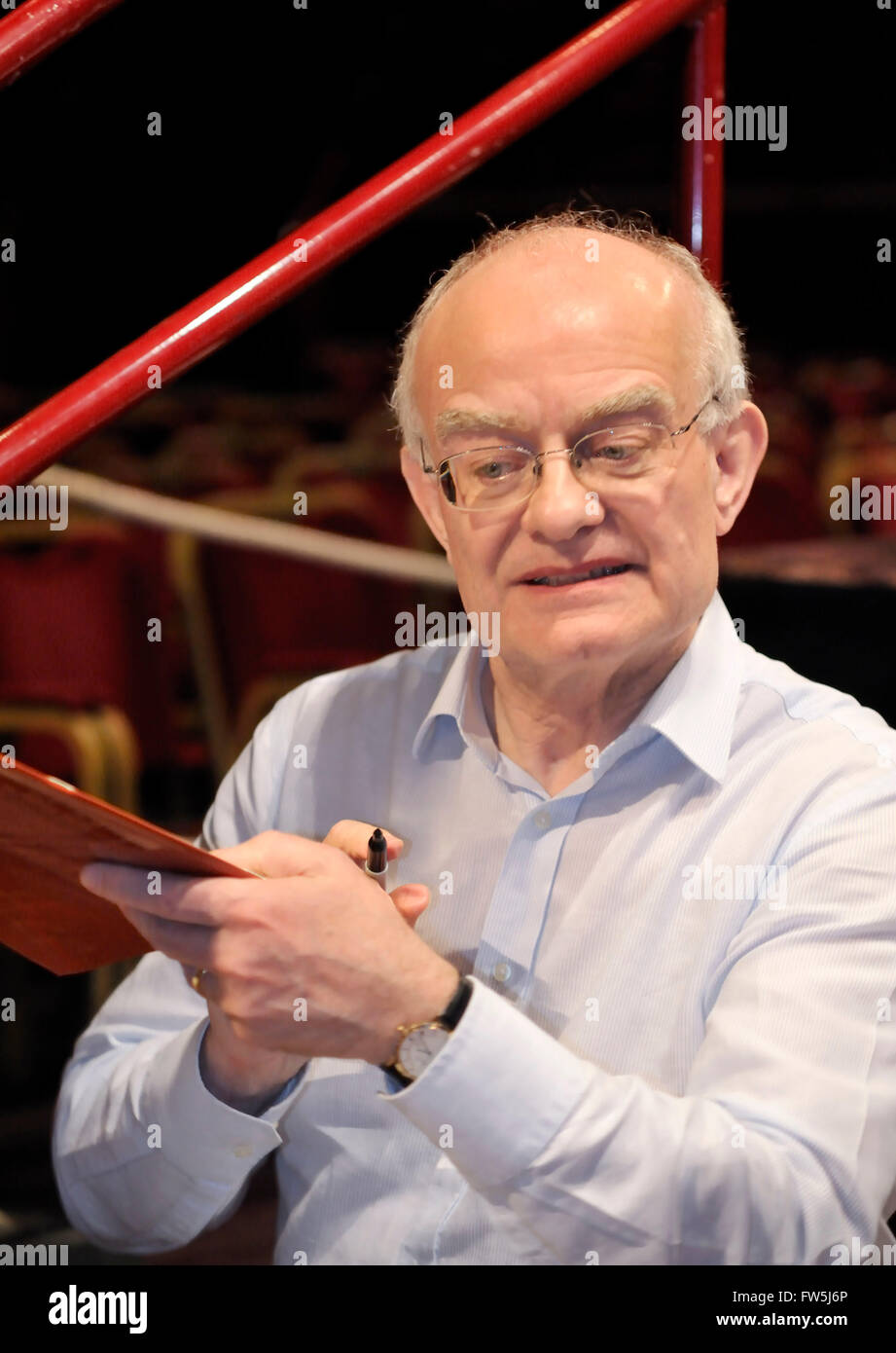 John Rutter, Komponist und Herausgeber, Abschriften der Partitur vor der Durchführung seines Requiems in der Royal Albert Hall mit dem wirklich großen Chor für Konzerte von Grund auf neu zu signieren. Stockfoto