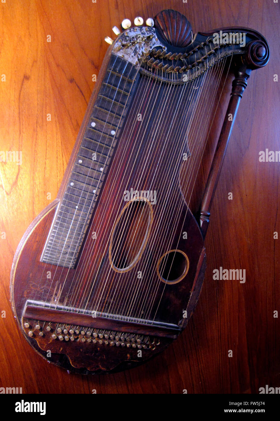 Österreichischen Konzertzither, Mitte des neunzehnten Jahrhunderts. 5 nicht mehr Saiten und 32 aufgehalten, gezupften Saiteninstrument oft in Café-Musik verwendet, und in dem Film "Der dritte Mann" bekannt gemacht. Stockfoto