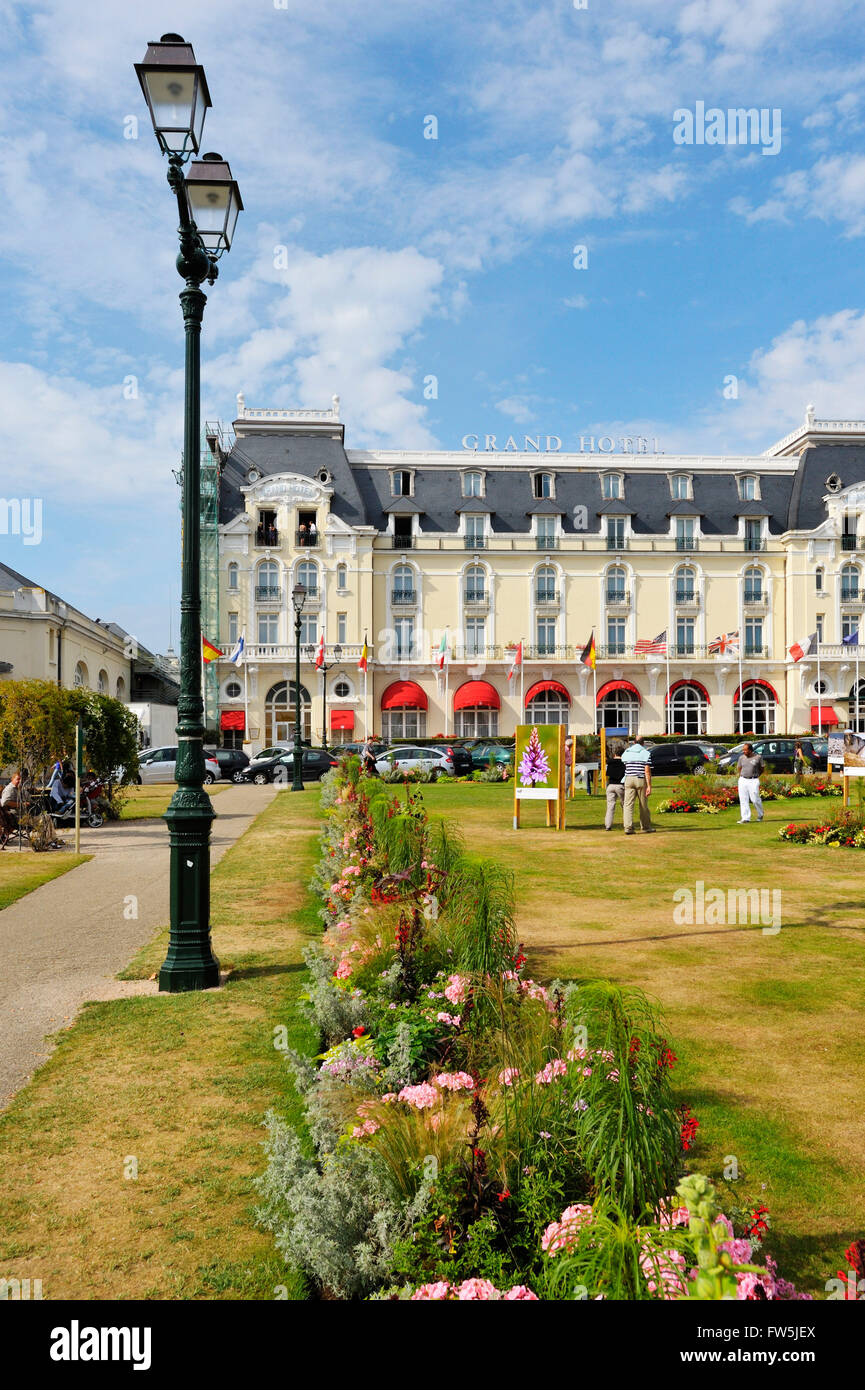 Grand Hotel Cabourg, Normandie, die Inspiration für "Balbec" Prousts schriftlich. Valentin Louis Georges Eugéne Marcel Proust, französischer Schriftsteller, Essayist und Kritiker, am bekanntesten als der Autor von "Ë la recherche du Temps Perdu" (auf der Suche nach verlorenen Zeit).  10. Juli 1871 - 18. November 1922. Stockfoto