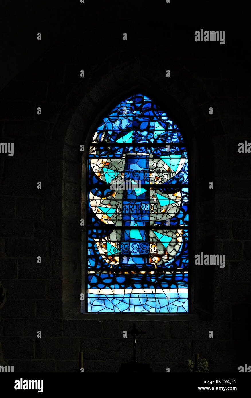 Glasfenster von George Braque, "Baum von Jesse", in der Kirche Saint ValŽry, Normandie. GB, Fauve Maler und Mitbegründer der kubistischen Bewegung (mit Picasso), 13. Mai 1882 – 31. August 1963. Stockfoto