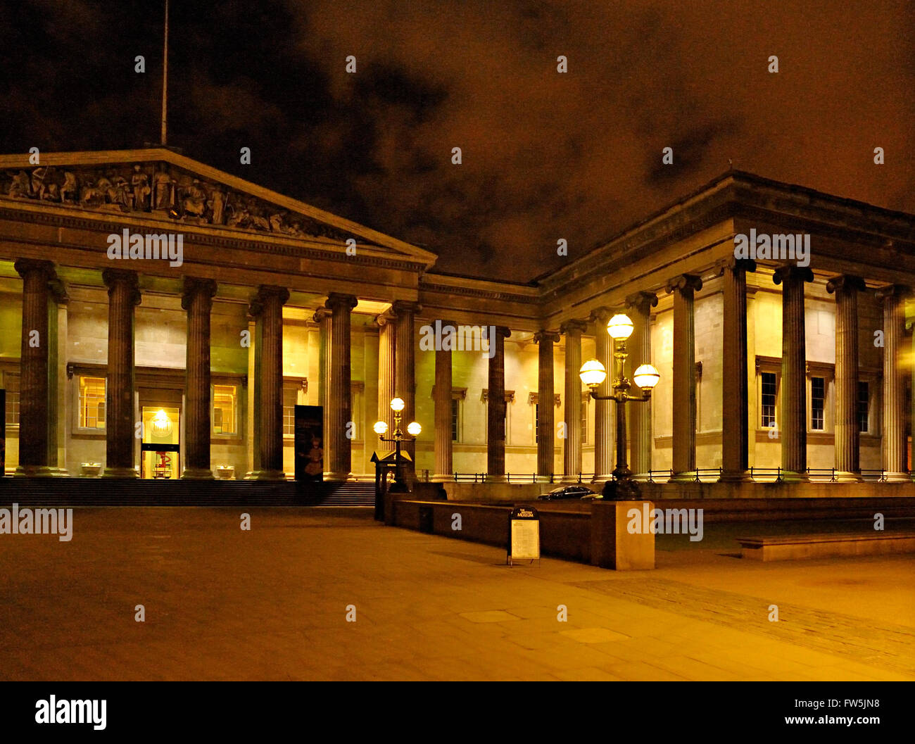 British Museum, Veranda und Säulen, in der Nacht, mit farbigen Beleuchtung zu überfluten. A ein Museum der menschlichen Geschichte und Kultur, mit 7 Millionen Exponate einschließlich der Parthenon-Skulpturen, lustrating und dokumentiert die Geschichte der menschlichen Kultur von den Anfängen bis zur Gegenwart... Gegründet im Jahre 1753, weitgehend auf die Sammlungen des Arztes und Wissenschaftlers Sir Hans Sloane. Das Museum zunächst für die Öffentlichkeit am 15. Januar 1759 eröffnet. Stockfoto