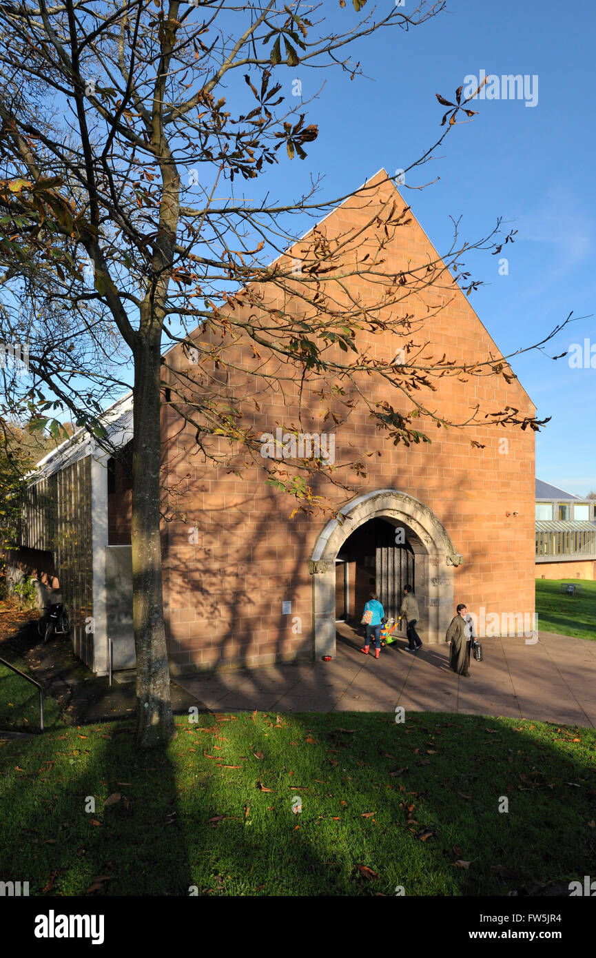 Burrell Collection, Pollock Park, Glasgow. Kunstgalerie. Eingang vom Park entfernt. Sir William Burrell und seine Frau, Constance, begabte Dame Burrell seine Sammlung von mehr als 9.000 Kunstwerke nach Glasgow im Jahr 1944. Enthält mittelalterliche Kunst, Wandteppiche, Alabasters, Glasmalerei und englische Möbel aus Eichenholz. Es gibt viele europäische Gemälde, darunter Werke von Degas und Cézanne, eine bedeutende Sammlung islamischer Kunst und modernen Skulpturen, darunter Werke von Epstein und Rodin + eine schöne Sammlung von arbeitet aus alten China, Ägypten, Griechenland und Rom. Stockfoto