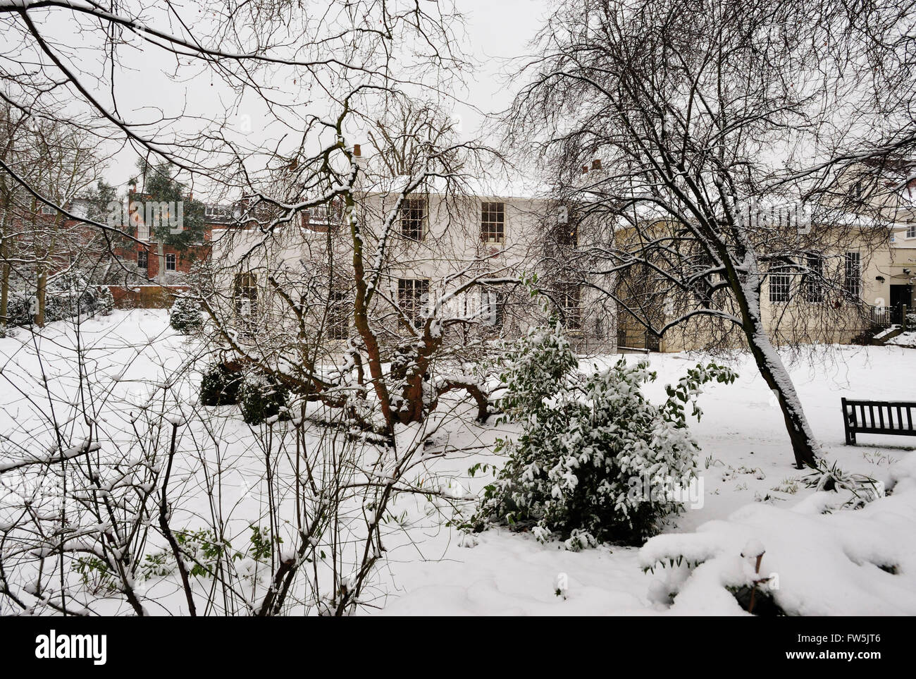 Keats House Museum in Keats Grove, Hampstead, London NW3, unter Schnee. Wentworth Platz wurde wie es ursprünglich genannt wurde, 1814-16 von William Woods gebaut. Englischer Dichter John Keats (1795-1821) kam zu 1818, hier zu übernachten, nur 17 Monate vor der Reise nach Italien, wo er starb. Schauspielerin Eliza Jane Chester, Favorit von König George IV., lebte hier und Anpassungen im Jahre 1838. Zeigt die Keats-Bibliothek von Sir Charles Dilke. Stark beeinflusst von Shakespeare und Milton, wurde Keats einer der wichtigsten Dichter der englischen Romantik zusammen mit Lord Byron und Percy Bysshe Shelley. Stockfoto