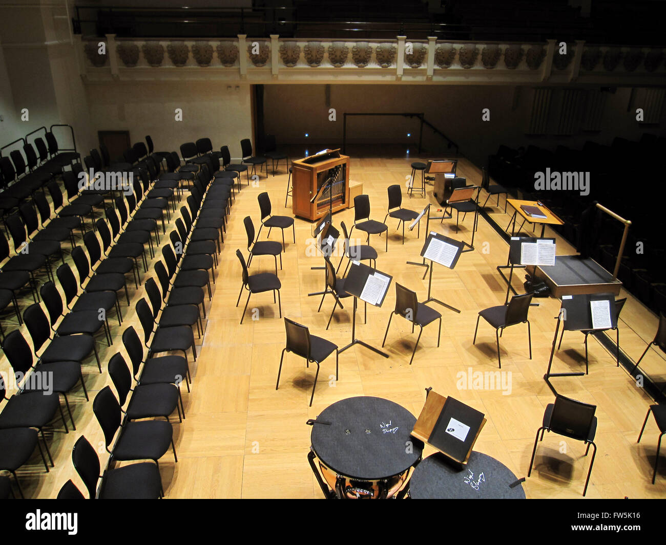 Konzertpodium der Cadogan Hall, einen neuen Konzertsaal in der Nähe von Sloane Square, London, Heimat des Royal Philharmonic Orchestra, RPO. Mit Kammer Orgel. Stockfoto