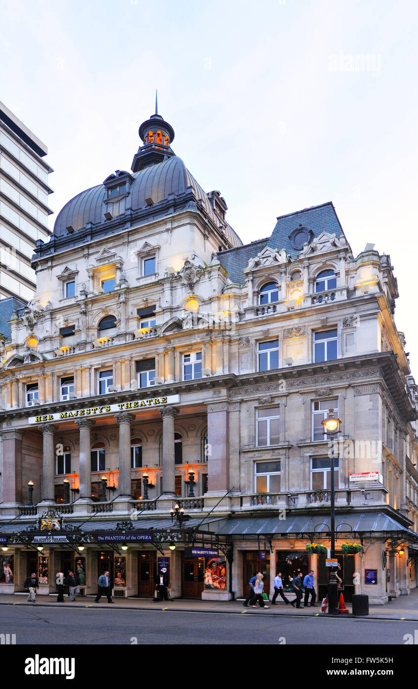 Ihre Majestät Theater, außen, Dämmerung, am Haymarket, London. Das heutige Gebäude, entworfen von Charles J. Phipps, gebaut Stockfoto