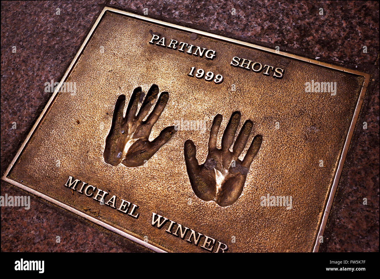 Michael Winner Bronze Plakette der Handabdruck in das Pflaster von Leicester Square gesetzt: von Michael Winner, 'Parting Shots"1999. Stockfoto