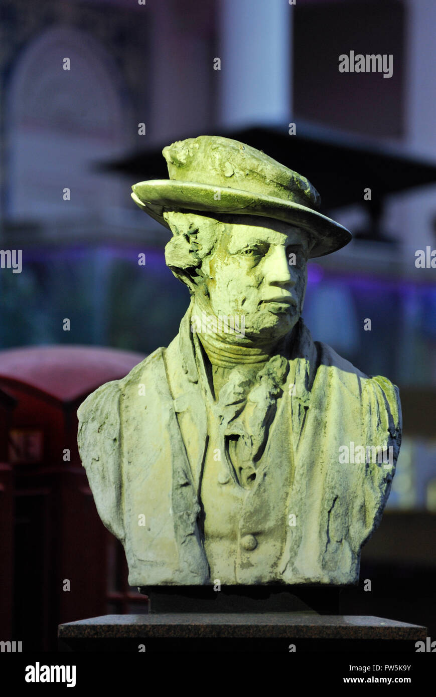 Sir Joshua Reynolds Statue am Leicester Square, in der Nacht, RA FRS MBE (16. Juli 1723 - 23. Februar 1792), Henry Weekes 1874. Stockfoto