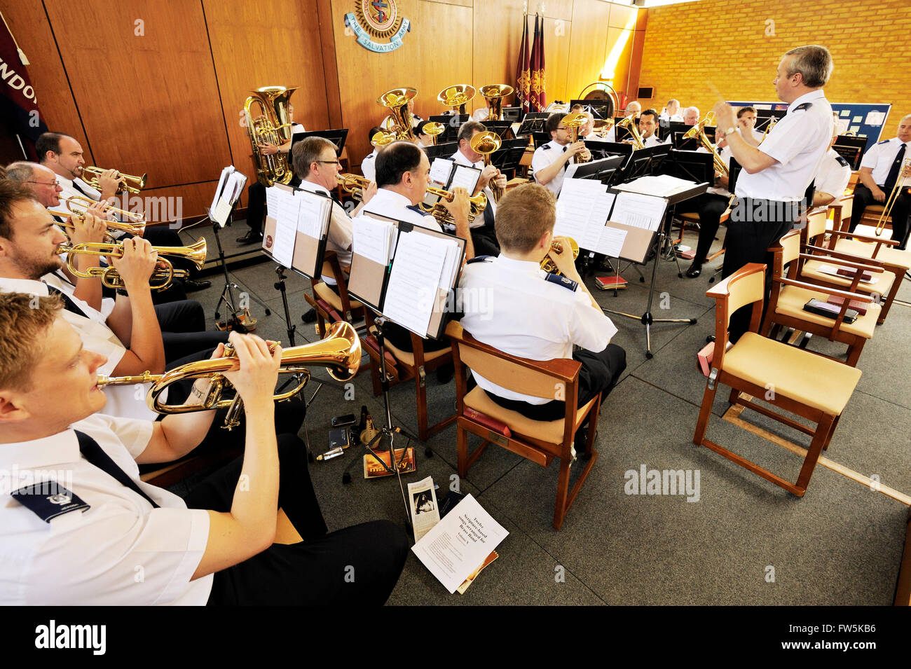 Salvation Army Band spielt vor einem Gottesdienst. Hendon, London NW4. Im Sommer Hemdsärmel einheitlich. Die hohen Standards der britischen Brass Band spielt weiter. Stockfoto