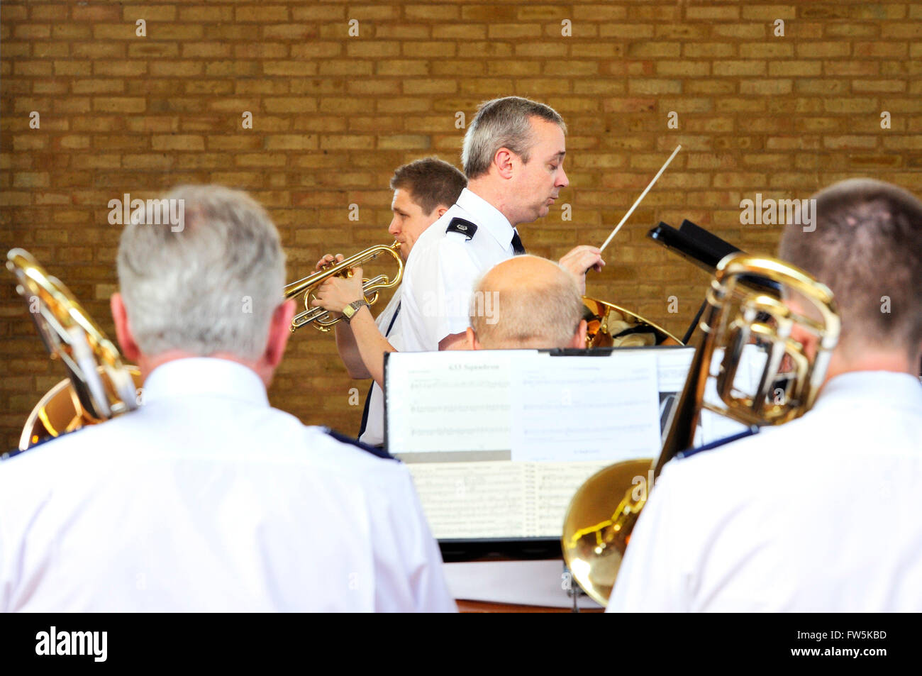 Dirigent und Kornett Solist mit Salvation Army Band spielt vor einem Gottesdienst. Hendon, London NW4. Im Sommer Hemdsärmel einheitlich. Die hohen Standards der britischen Brass Band spielt weiter. Stockfoto