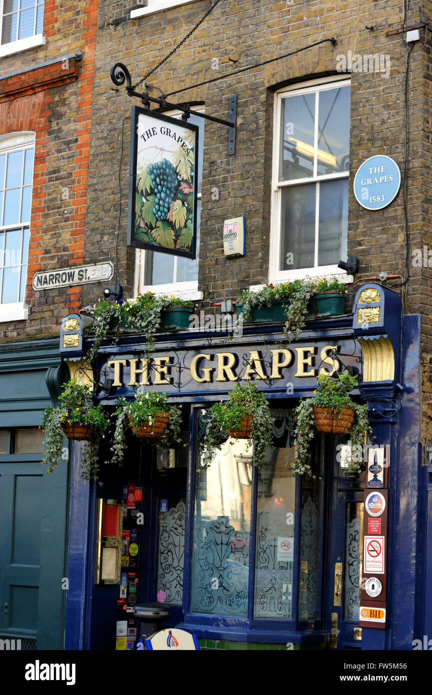 Vorderseite der Trauben Gastwirtschaft, Limehouse, schmale Str., über die Themse. "1583", erbaut im Jahre 1720 auf dem Gelände einer früheren Kneipe aus der Trauben war eine Arbeiterklasse Taverne, die Arbeiter der Limehouse Bassin. Es gibt unappetitliche Geschichten der Wassersportler unter betrunkenen aus der Kneipe, im Fluss zu ertrinken, dann verkaufen ihre Leichen für medizinische Dissektion. Englischer Schriftsteller Charles Dickens kannte Pub gut. Als Kind wurde er auf einem Tisch stehen und singen für die Kunden. Als Erwachsener verewigte er es als die sechs Jolly Fellowship-Träger-Kneipe in unser gemeinsamer Freund. Stockfoto