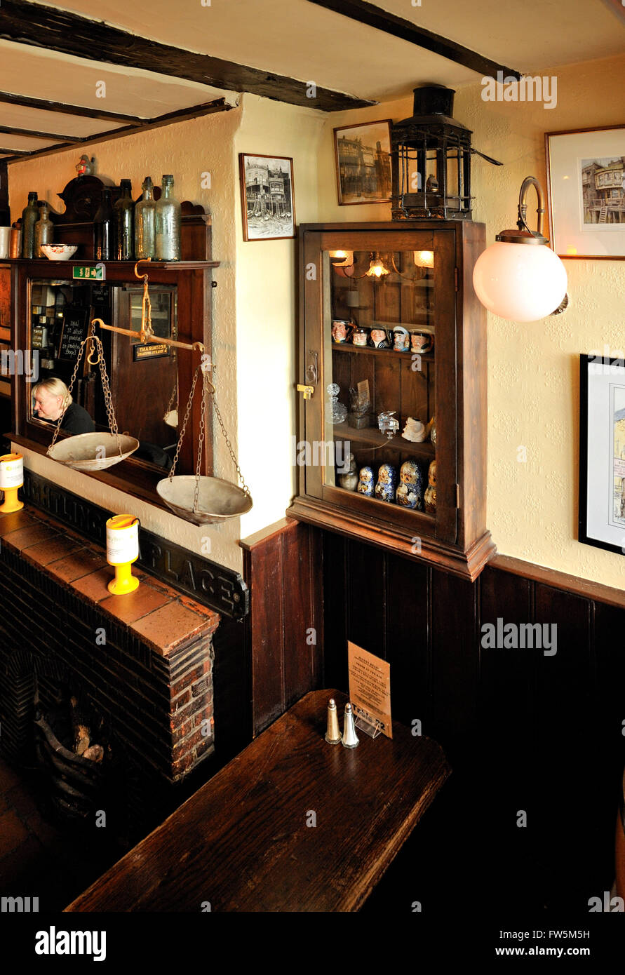 Innere des Pub mit viktorianischen Armaturen, Trauben Gastwirtschaft, Limehouse, schmale St., über den Fluss Themse. Aus dem "1583", noch im Jahre 1720 gebaut, auf dem Gelände einer früheren Kneipe, die Trauben war eine Arbeiterklasse Taverne, die Arbeiter der Limehouse Bassin. Es gibt unappetitliche Geschichten der Wassersportler unter betrunkenen aus der Kneipe, im Fluss zu ertrinken, dann verkaufen ihre Leichen für medizinische Dissektion. Englischer Schriftsteller Charles Dickens kannte Pub gut. Als Kind wurde er auf einem Tisch stehen und singen für die Kunden. Als Erwachsener verewigte er es als die sechs fröhliche Gemeinschaft Stockfoto