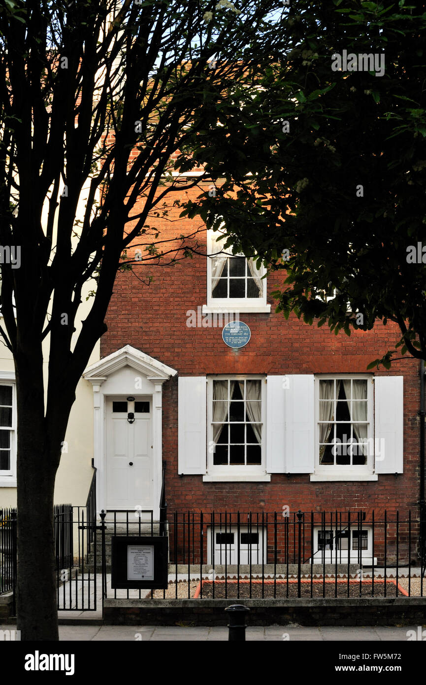 Bäume, und blaue Plakette auf das Charles Dickens Birthplace Museum; 393 alte Handelsstraße, Portsmouth, PO1 4QL; Das Haus von John und Elizabeth Dickens, wenn er bei der Navy Pay Office gearbeitet. Charles Dickens 7. Februar 1812 geboren. Gedenktafel von Dickens Fellowship platziert. Stockfoto