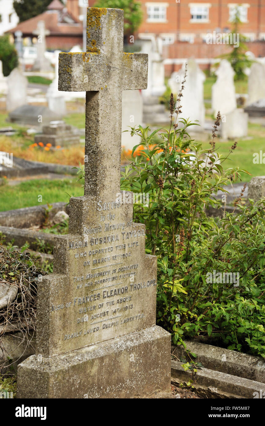 das Grab im Highland Rd. Friedhof, Southsea, Portsmouth, von Maria Taylor (gest. 1904) und ihre Schwester Frances (Fanny) Eleanor Trollope (d.1913), Ehefrau von Tom Trollope, Schriftsteller, Reisender und Journalist und Bruder des Schriftstellers Anthony, Reisender und Schriftsteller. Sie waren Schauspielerinnen von einem jungen Alter und Schwestern (Nelly) Ellen Ternan, die Liebe des Schriftstellers Charles Dickens aus dem Jahre 1857 ab. Nach seinem Tod im Jahr 1870 heiratete Nelly George Wharton Robinson, und schließlich zog sie nach Portsmouth. Ihr Grab ist gekennzeichnet durch orangefarbene Kapuzinerkresse, hinter dieser. Stockfoto