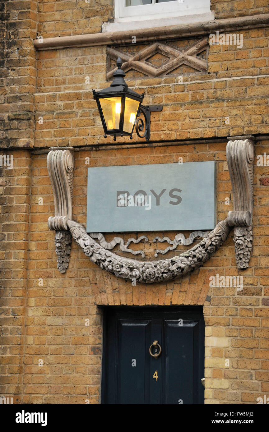 Str. Johns Schule Wapping. Säulenhalle des jungen Eingang zur Schule St John Wapping. Gegründet im Jahre 1695;  gegenwärtige Gebäude stammt aus dem Jahre 1756. Stockfoto