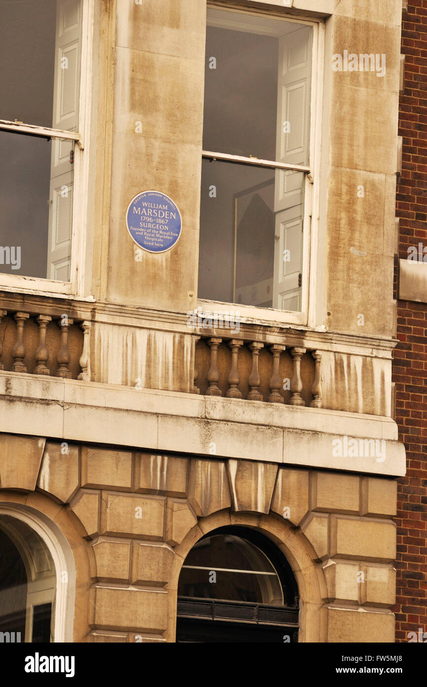 William Marsden - blaue Gedenktafel am Haus in Lincoln es Inn Fields, London, UK. Englischen Chirurgen und Gründer der Royal Free and Royal Marsden Krankenhäuser, 1796-1867. Stockfoto